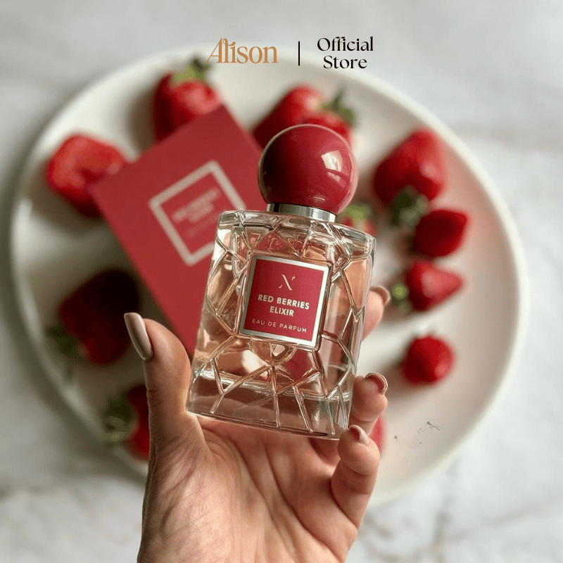 Red Berries Elixir vẫn mang thiết kế đặc trưng của nhà Les Soeurs de Noe với thân chai thuỷ tinh trụ tròn, trong suốt